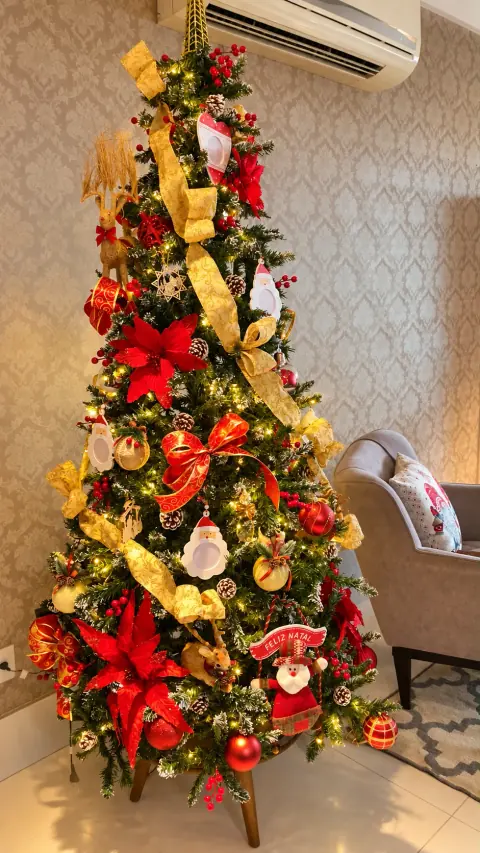 Árvore de Natal cuidadosamente composta em um ambiente residencial.